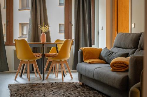  MIKKA CLOS -  Room  picture :   Tea/Coffee maker    Shower    Safety deposit box                           