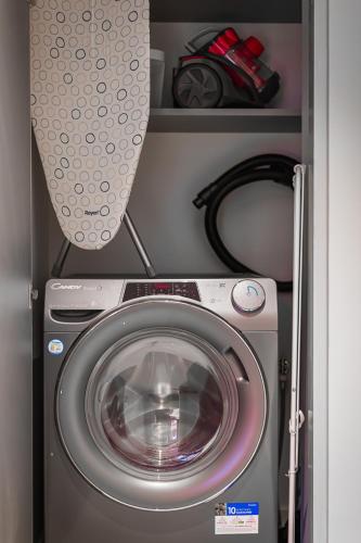  MIKKA CLOS -  Room  picture :   Tea/Coffee maker    Shower    Safety deposit box                           