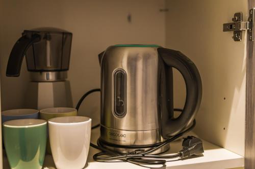  MIKKA CLOS -  Room  picture :   Tea/Coffee maker    Shower    Safety deposit box                           