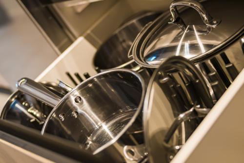  MIKKA CLOS -  Room  picture :   Tea/Coffee maker    Shower    Safety deposit box                           