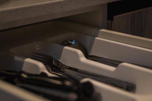  MIKKA CLOS -  Room  picture :   Tea/Coffee maker    Shower    Safety deposit box                           