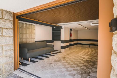  MIKKA CLOS -  Room  picture :   Tea/Coffee maker    Shower    Safety deposit box                           