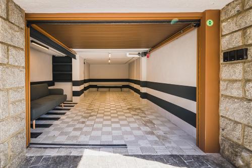  MIKKA CLOS -  Room  picture :   Tea/Coffee maker    Shower    Safety deposit box                           