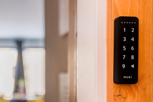  MIKKA CLOS -  Room  picture :   Tea/Coffee maker    Shower    Safety deposit box                           