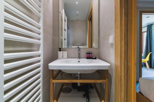  MIKKA CLOS -  Room  picture :   Tea/Coffee maker    Shower    Safety deposit box                           