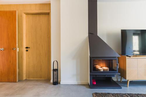  MIKKA CLOS -  Room  picture :   Tea/Coffee maker    Shower    Safety deposit box                           