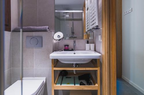  MIKKA CLOS -  Room  picture :   Tea/Coffee maker    Shower    Safety deposit box                           