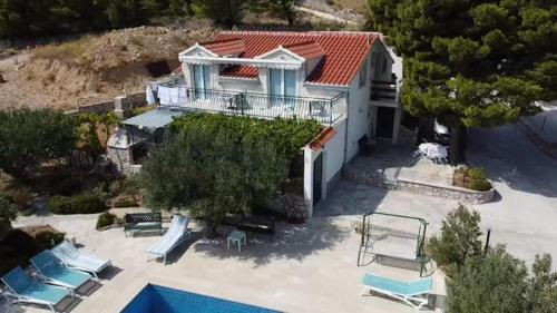 an aerial view of a house with a swimming pool at Villa-kuća za odmor "RATAC" in Bol