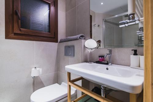  MIKKA CLOS -  Room  picture :   Tea/Coffee maker    Shower    Safety deposit box                           