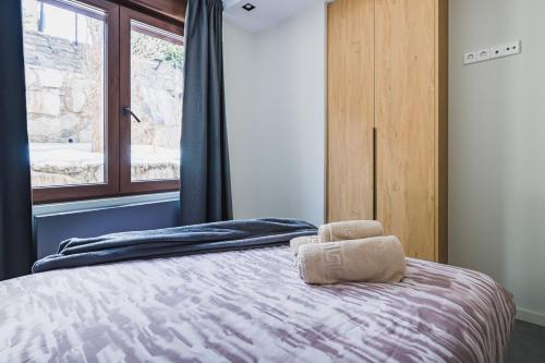  MIKKA CLOS -  Room  picture :   Tea/Coffee maker    Shower    Safety deposit box                           