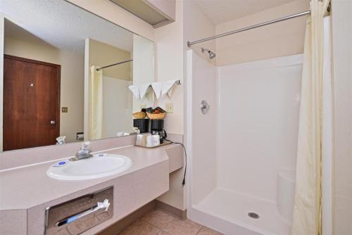 ein Bad mit einem Waschbecken und einer Dusche in der Unterkunft Budget Inn & Suites Guymon in Guymon