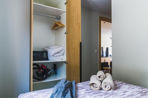  MIKKA CLOS -  Room  picture :   Tea/Coffee maker    Shower    Safety deposit box                           