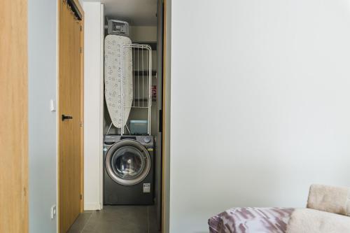  MIKKA CLOS -  Room  picture :   Tea/Coffee maker    Shower    Safety deposit box                           