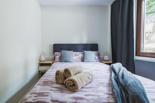  MIKKA CLOS -  Room  picture :   Tea/Coffee maker    Shower    Safety deposit box                           