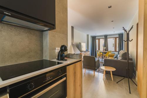  MIKKA CLOS -  Room  picture :   Tea/Coffee maker    Shower    Safety deposit box                           