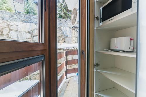  MIKKA CLOS -  Room  picture :   Tea/Coffee maker    Shower    Safety deposit box                           