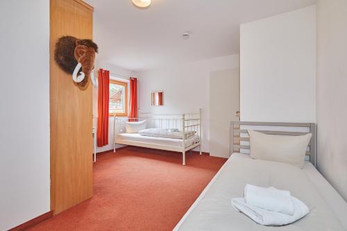 1 dormitorio con 1 cama con toallas en Chalet Chiemgau en Reit im Winkl