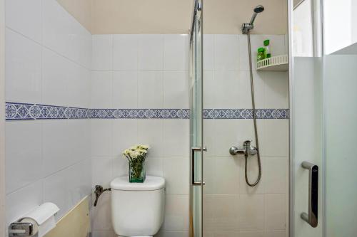 uma casa de banho com um WC e uma cabina de duche em vidro. em Formosa Beach em Porto Santo