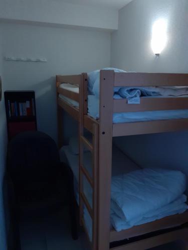 Krevet ili kreveti na kat u jedinici u objektu Appartement à Azille Aude