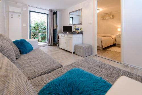 sala de estar con sofá y dormitorio en Apartment Brilliant, en Dubrovnik