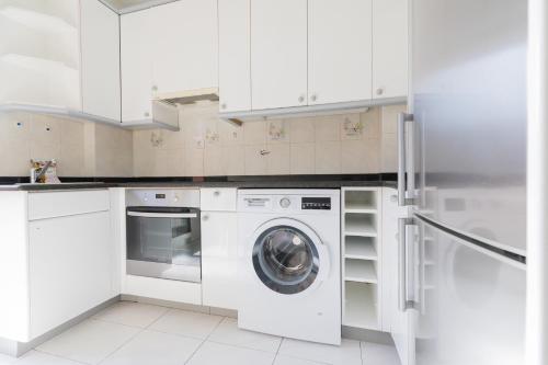 Η κουζίνα ή μικρή κουζίνα στο Sopelana beach apartment by Next Stop Bilbao