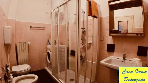 La salle de bains est pourvue d'une douche, de toilettes et d'un lavabo. dans l'établissement Casa Imma, à Desenzano del Garda