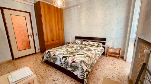 - une chambre avec un lit et une couette dans l'établissement Casa Imma, à Desenzano del Garda