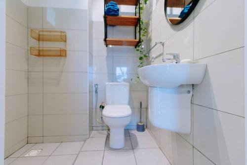 a bathroom with a toilet and a sink at Amani Cottage in Dambani