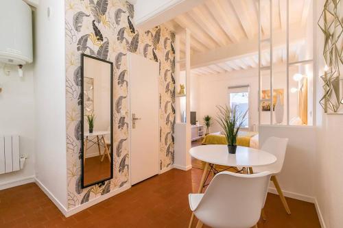 d'un salon avec une table et des chaises et d'une chambre avec une table. dans l'établissement Terrasse Godrans en plein cœur de ville, à Dijon