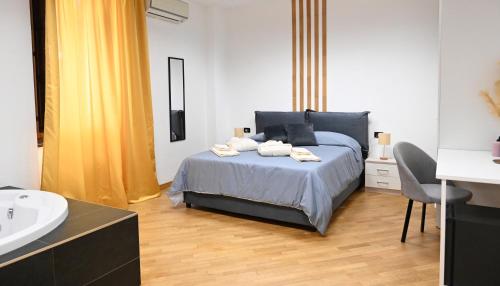 1 dormitorio con 1 cama y baño con lavamanos en Palace Eight - Suites & Spa en Cosenza