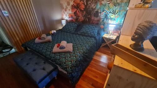 a bedroom with a bed with towels on it at Appartement Bilimbi Guadeloupe entre Sainte-Anne et Saint-François in Sainte-Anne