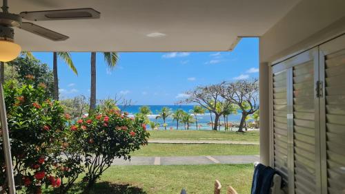 een uitzicht op de oceaan vanuit een huis bij Appartement Bilimbi Guadeloupe entre Sainte-Anne et Saint-François in Sainte-Anne