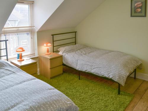 シェリンガムにあるThe Seahorses - Ukc1067のベッドルーム1室(ベッド2台、窓付)