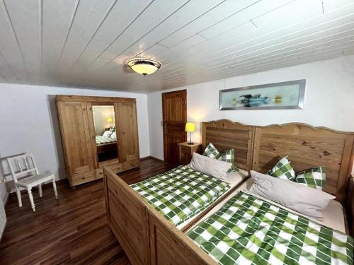 Кровать или кровати в номере Romantische Ferienwohnung Marie - Historisches Flair und Infrarot-Sauna