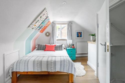 um quarto com uma cama com uma colcha listrada em Croft Tiger em Bristol