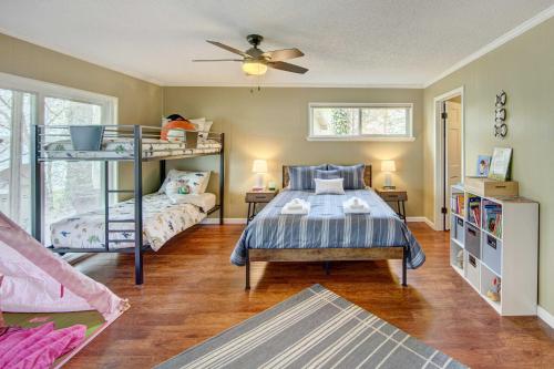 Postel nebo postele na pokoji v ubytování Mineola Lake House with Dock and Fire Pit!