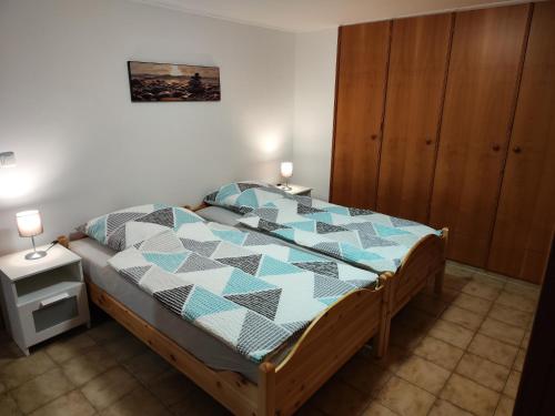 Säng eller sängar i ett rum på Michas Lahn Ferienwohnung