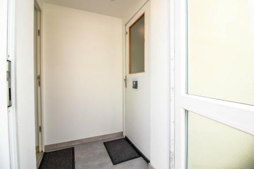 a hallway with a door and a window at Studio, Parking, Près université in Montbéliard