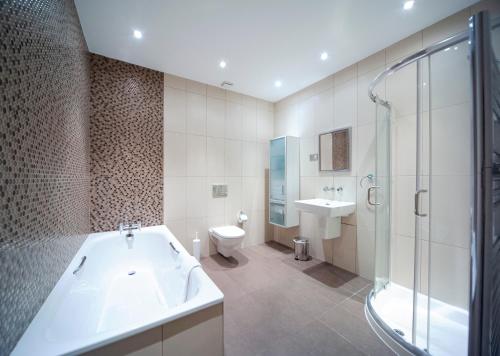 y baño con bañera, aseo y lavamanos. en Spacious & Unique Flat in Hoxton - 2 bed, en Londres
