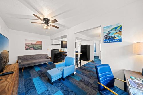 Televisyen dan/atau pusat hiburan di Surf & Sand Inn