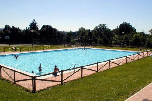 una gran piscina en un parque con gente dentro en Kampaoh Deva en Gijón