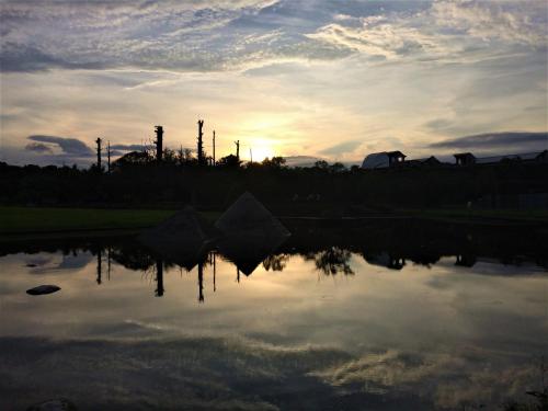宜蘭市にある東津左岸民宿の水の中の夕日の反射