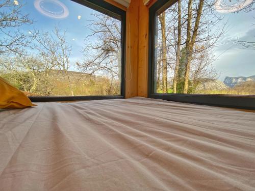 Habitación con cama y ventana grande. en Le Perchoir du Vercors - Panorama sur les Cimes en Saint-André-en-Royans