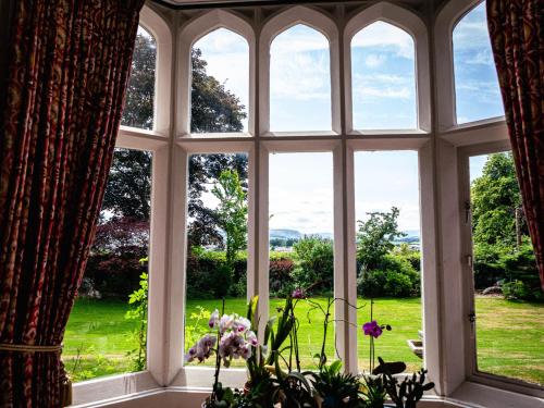 ozdobnym oknem z widokiem na ogród w obiekcie Lonsdale Villa Retreat w mieście Penrith
