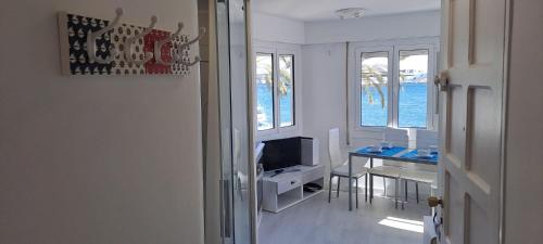 Habitación con mesa, escritorio y TV. en Port 1, en Tarragona