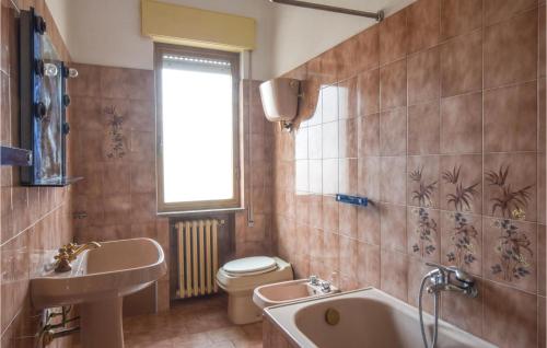 ein Badezimmer mit einem Waschbecken, einem WC und einer Badewanne in der Unterkunft Stunning Apartment In Cessaniti With 2 Bedrooms in Cessaniti