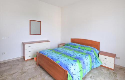ein Schlafzimmer mit einem Bett, zwei Kommoden und einem Spiegel in der Unterkunft Stunning Apartment In Cessaniti With 2 Bedrooms in Cessaniti