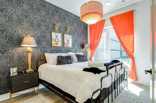een slaapkamer met een groot bed met rode gordijnen bij Tiger Lily in Nashville