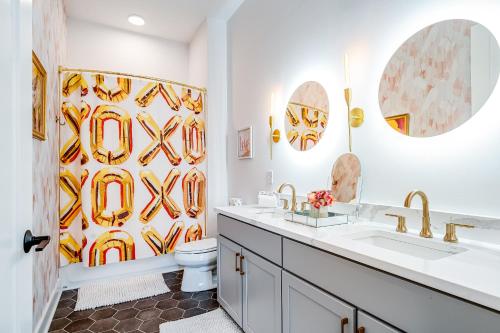 een badkamer met een toilet, een wastafel en spiegels bij Tiger Lily in Nashville