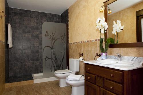 A bathroom at Casa Rural La Canchalera